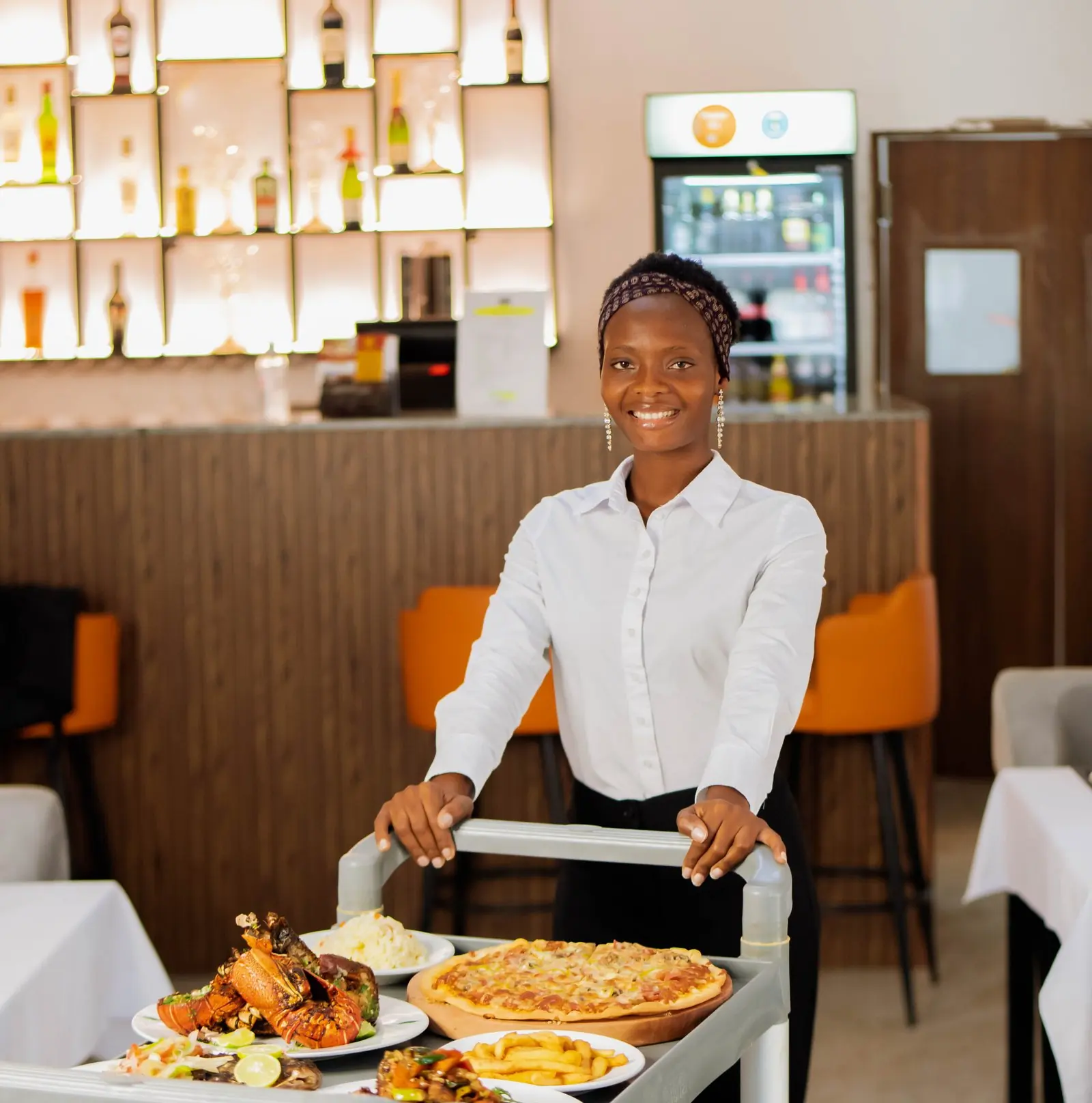 Serveuse présentant des plats du restaurant